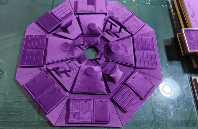 Jewelry tray display